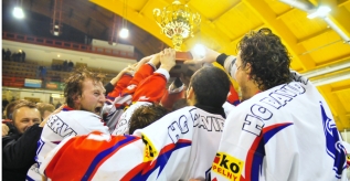 Hráči David Servisu využili na strakonickém ledě čtyři přesilovky a získali krajský titul