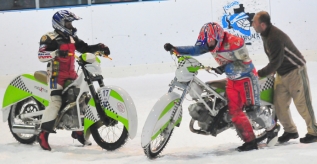 Ledovou plochu v hlubocké Kuki aréně před rozpuštěním vyfrézovaly plochodrážní motocykly