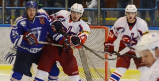 Vimperský junior Patrik Novotný skolil v nájezdech David Servis. Kraji vládnou Strakonice