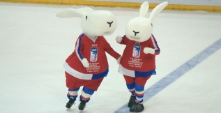 Pohár mistrů světa už jednou zářil v Budvar aréně. Pózovala s ním Jitka Vovsová