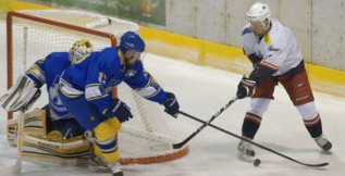 Písek se ujal vedení nad David Servisem ve finále play off Krajské ligy. Karel Mošovský dal hattrick