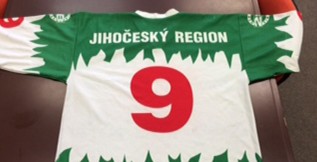 Jihočeský hokejový svaz vyřazuje pět sad nevyužitých dresů pro mládež. Nabízí je zdarma