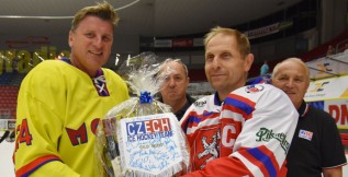 Veteráni gratulovali Radku Ťoupalovi k padesátce vysokou výhrou nad reprezentací