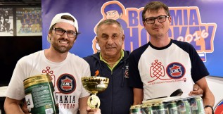 Trofej z 1. ročníku amatérského Bohemia Hockey Cupu v Pouzarově aréně putovala na Slovensko