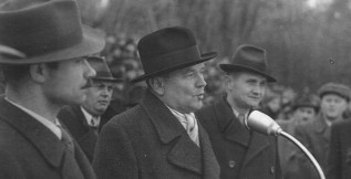 Koza srazila mistra k zemi. I takové příhody se udály při stavbě stadionu, nyní sedmdesátníka