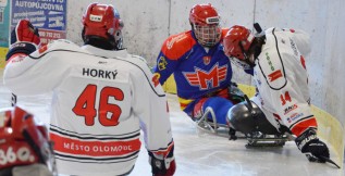 Úvod play out: Velký nervák na krumlovském ledě zvládli v nájezdech lépe sledge hokejisté Motoru