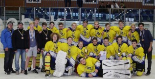 Vítězná trofej pro 5. ročník Memoriálu Jana Marka putovala z Hradce do Hradce