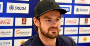 Roman Horák se objevil na mateřském ledě po osmileté pauze. Proti Švédům oblékl dva dresy