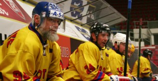 V předvánoční exhibici Old Boys Motoru si Modří nebývale vyšlápli na Žluté