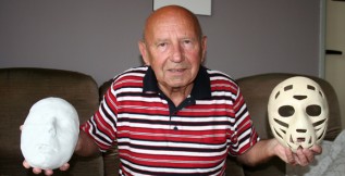 Jaroslav Čejka měl sešitou bradu, místo bruslí dřeváky a mašíroval z nemocnice na stadion