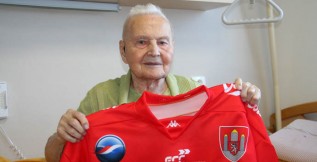 Nejstarší žijící ligový hokejista Václav Lenc převzal dres s číslem devadesát devět