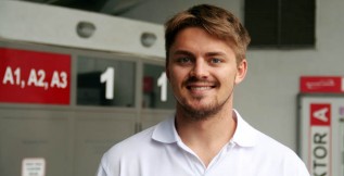 Jonáš Ťoupal vyrůstal v Motoru. Hokej mu usnadnil studium v Americe