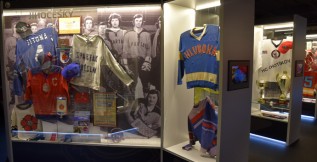 V čerstvě otevřené expozici Síně slávy českého hokeje se prezentují čtyři kluby z jihu