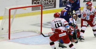 Jihočeši v obnovené extraligové premiéře dostali tvrdou lekci od nemilovaného Hradce 