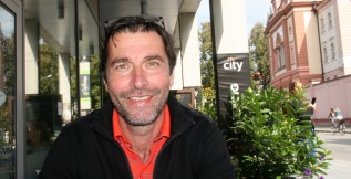 Radek Dvořák si po ránu udělá kávičku a projde všechny zprávy. Opustí Floridu?