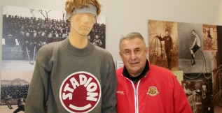 Zpráva o čerstvém sedmdesátníkovi: Jaroslava Pouzara mrzí, že nemůže hrát hokej