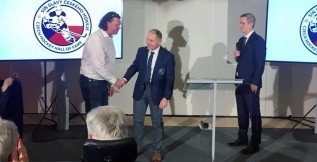 Čerstvý člen Síně slávy Českého hokeje Roman Turek stál na konci řady a musel do brankoviště 