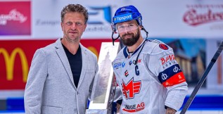 Kapitán Milan Gulaš pozvedl pohár. Domácí předčili Němce i Finy celkově lepším skóre