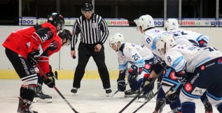 Univerzitní duel Winter Classic na hlubockém ledě využili Black Dogs k prodloužení série